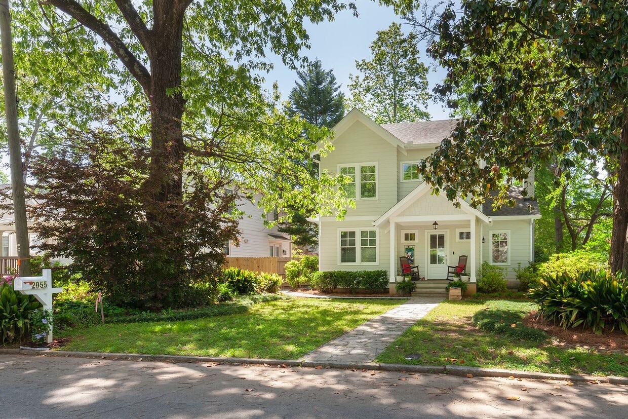 Primary Photo - Gorgeous 4/3 w/ Large Fenced in Backyard, ...