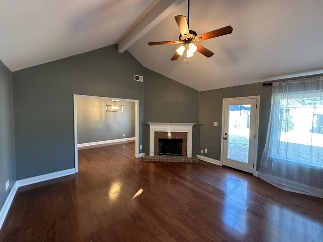 Building Photo - Available NOW in Collierville! 3 BR/ 2 BA ...