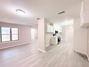 Building Photo - 1228 Oak Dr