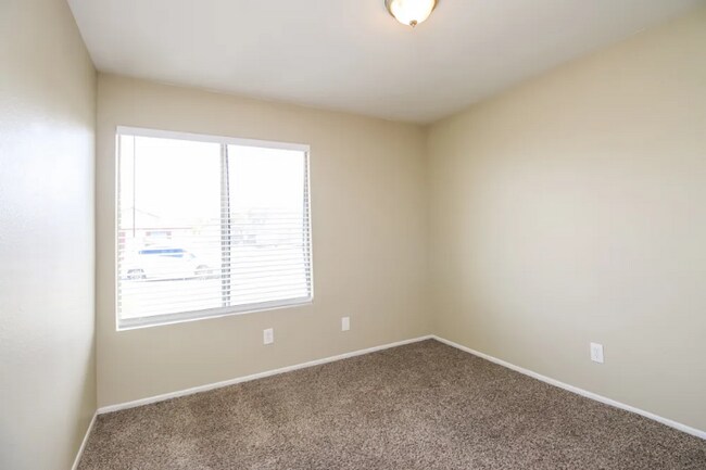 Building Photo - 811 E Hillview Cir