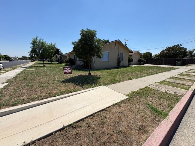 Building Photo - Cozy Home On Spacious Corner Lot Available Now in Dinuba CA!