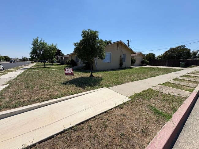 Foto del edificio - Cozy Home On Spacious Corner Lot Available Now in Dinuba CA!