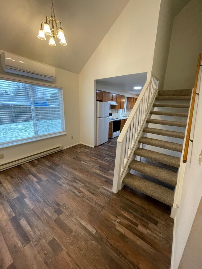 Building Photo - HARD TO FIND 4 BEDROOM!