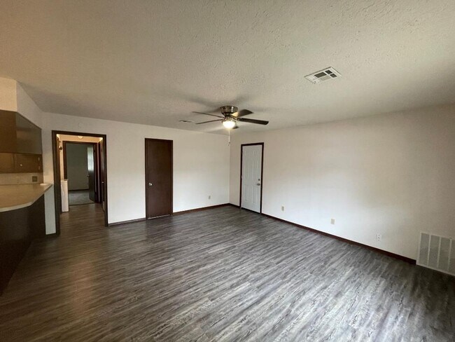 Building Photo - ADORABLE 2 BEDROOM 1 BATHROOM DUPLEX