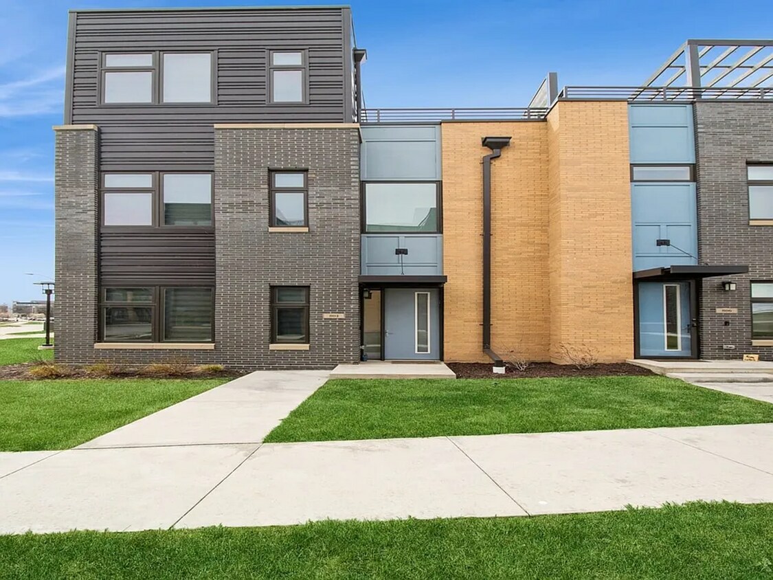 Primary Photo - Luxurious 3-Bedroom, 2-Bathroom Townhouse ...