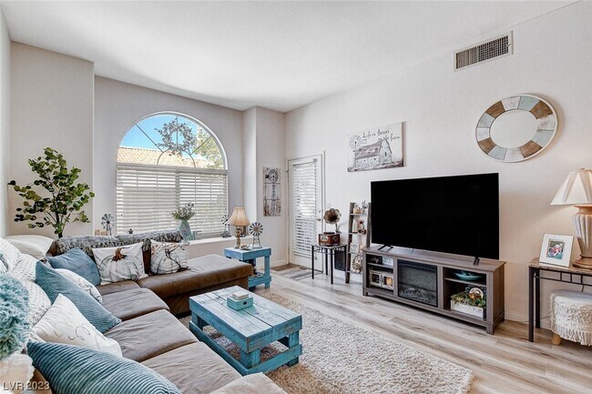 Living Room - 3125 N Buffalo Dr