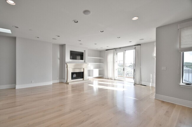 Foto del edificio - 3 Bed 3.5 Bath Town Home For Lease - Walk to Beach COMING SOON