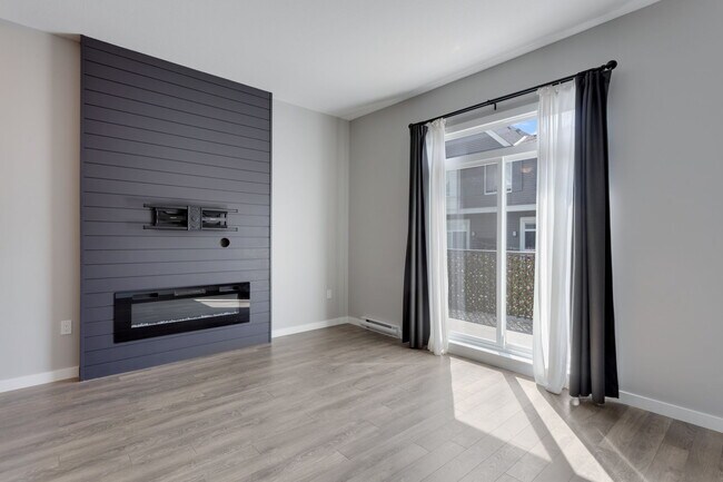 Photo du bâtiment - Luxury 4-Bedroom Townhome with 2-Car Garag...
