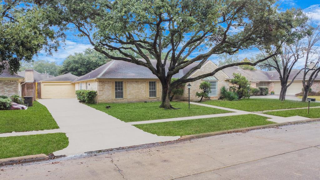 Foto principal - 8006 Oakington Dr