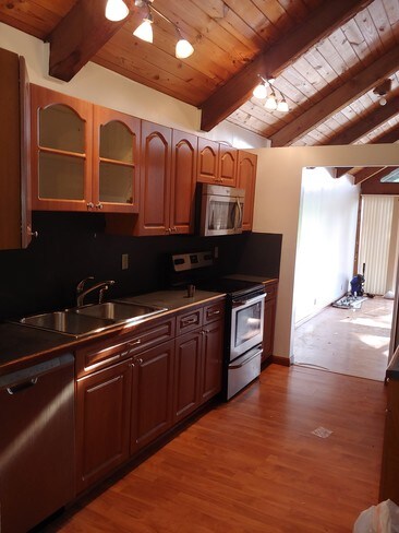 Kitchen - 423 N University Dr
