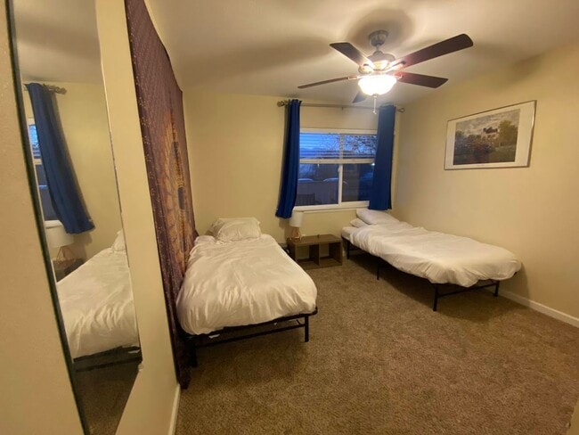 Building Photo - Large 3 bedroom, 2 bathroom peaceful condo