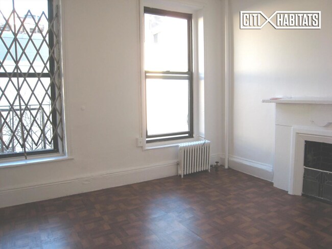 Building Photo - 554 W 50th St