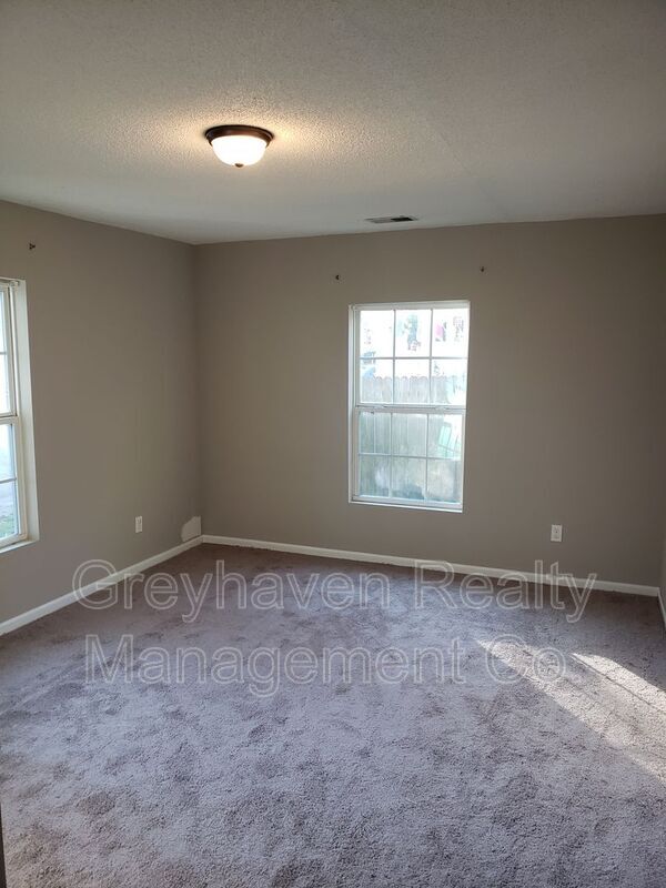Building Photo - 305 Ziegler St
