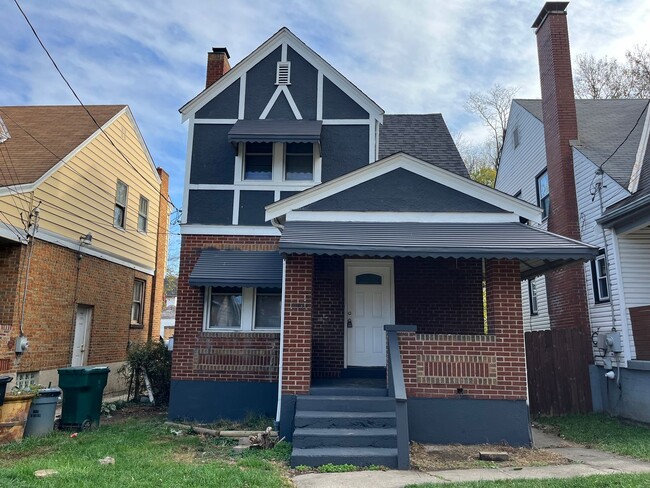 Building Photo - 2 bedroom with yard and garage