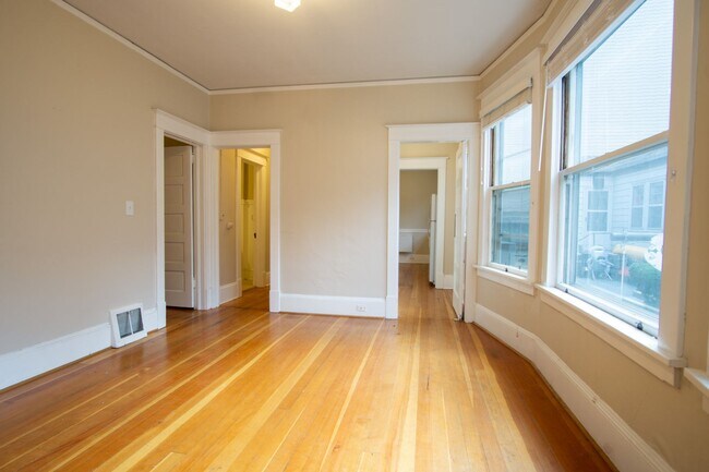 Foto del edificio - Gorgeous + Spacious 2-Bedroom Flat with Hardwoods, Dishwasher, Fireplace + Etc.!