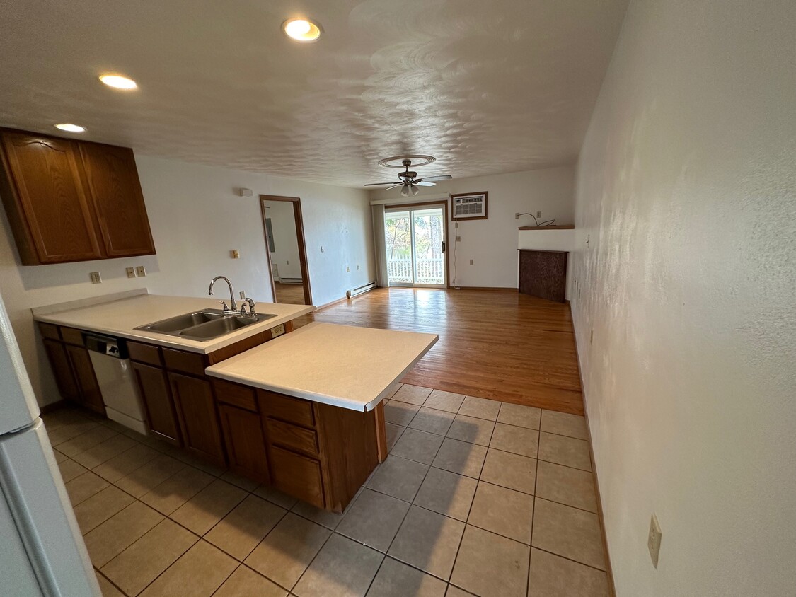 open kitchen/living room - 1070 Lakeshore Dr