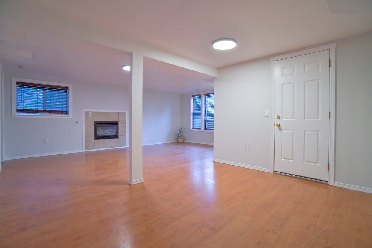 Living Room - 809 S Summit Ave