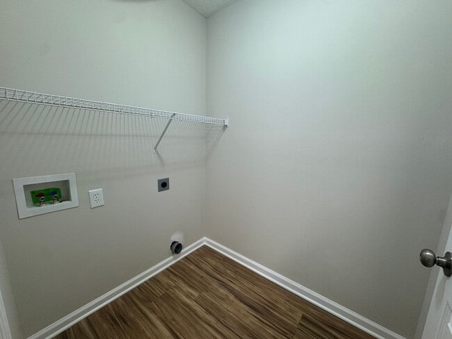 Building Photo - Newly Renovated 3BR 2BA home close to GM, ...