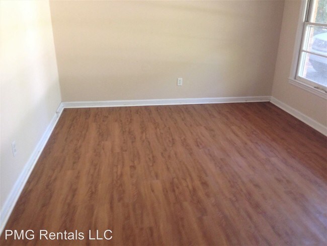 Building Photo - 3 br, 2 bath Room For Rent - 201 Faculty Blvd