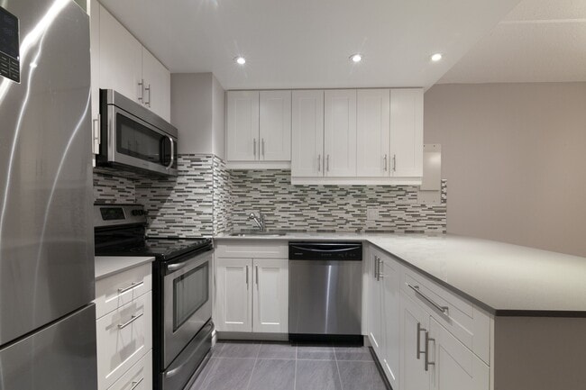 Building Photo - 4800 Maisonneuve Blvd W