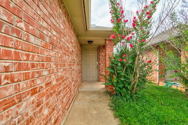 Photo - Duplex in Yukon, Available Now! House