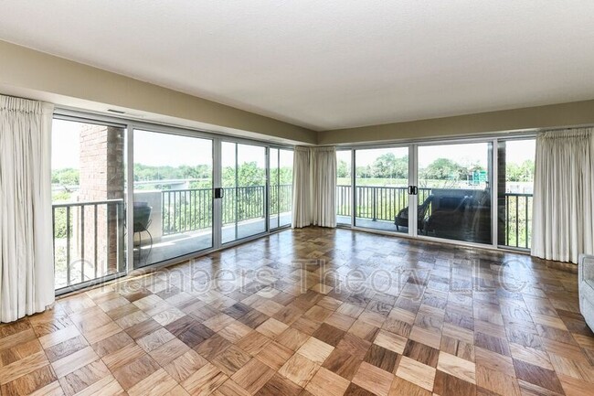 Building Photo - 1300 Army Navy Dr