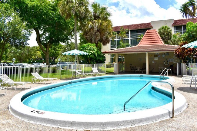 Foto del edificio - 3521 Inverrary Dr