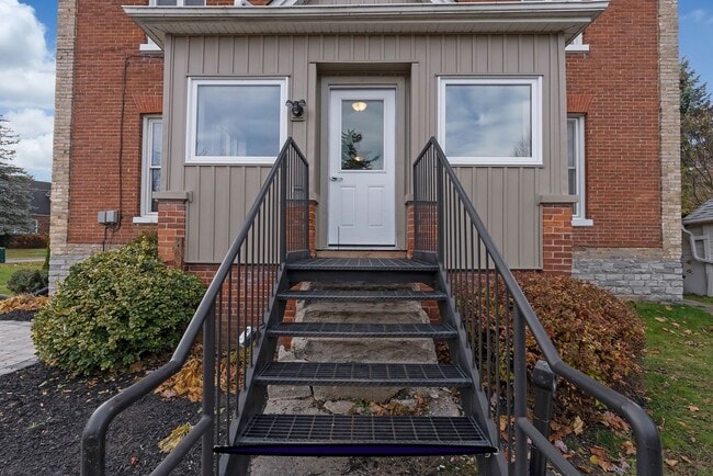 Building Photo - 8 Wellington St