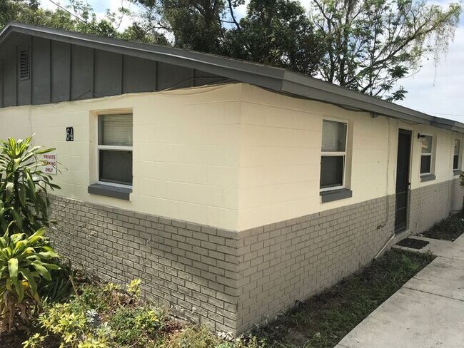 Foto del edificio - Affordable 2/1 Duplex Available Immediatel...