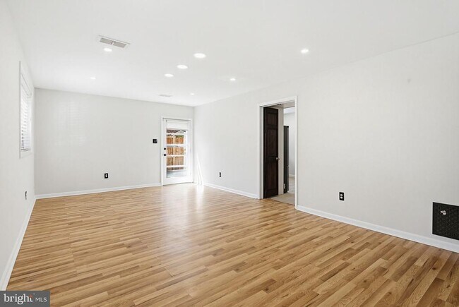 Foto del edificio - 9717 Hedin Dr