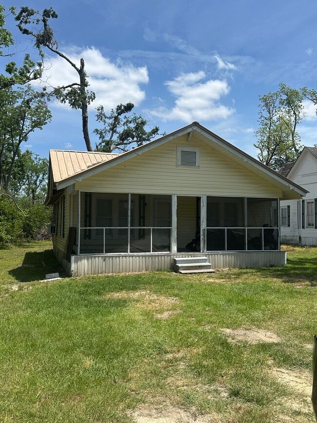 Building Photo - 146 Wilson St