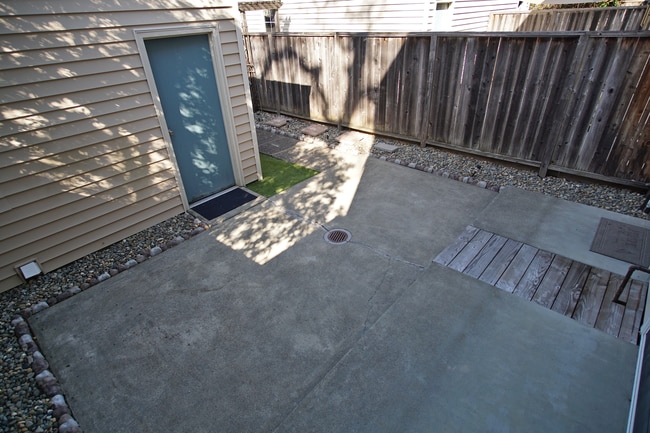 Building Photo - 1572 Yardley St