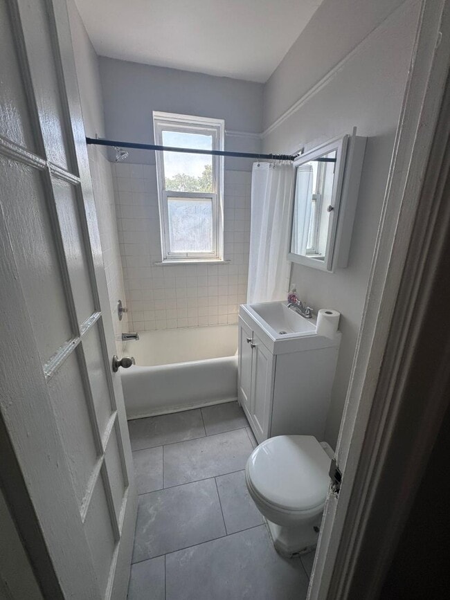 Foto del edificio - 0 bedroom in Chicago IL 60626