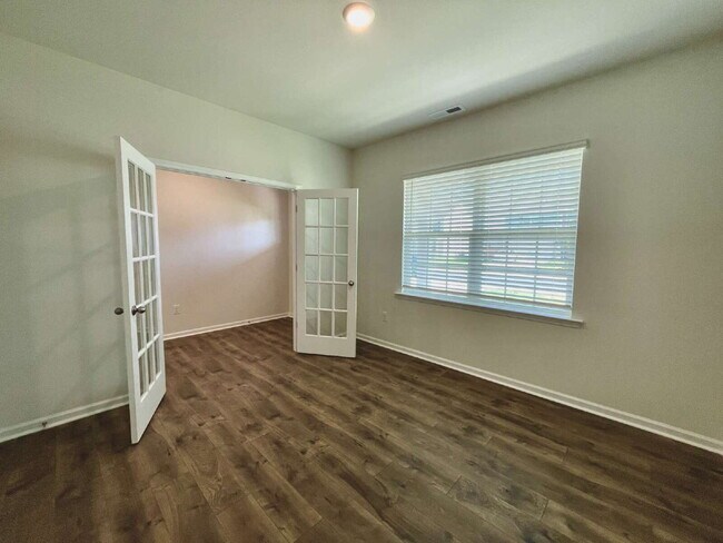 Building Photo - Spacious 5-Bedroom Haven With 3 Full Baths...