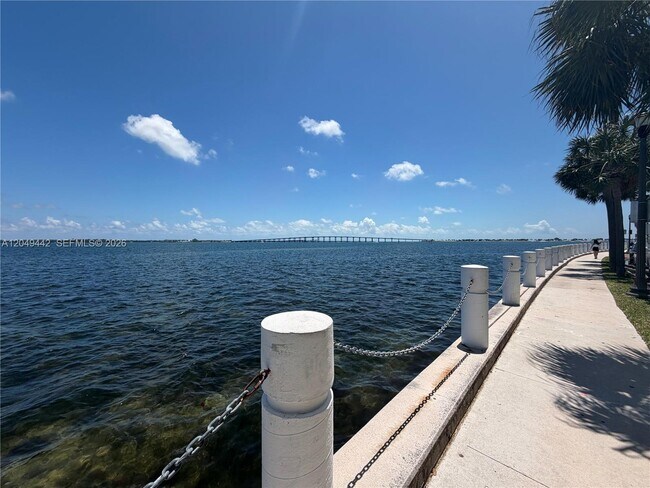 Foto del edificio - 1420 Brickell Bay Dr