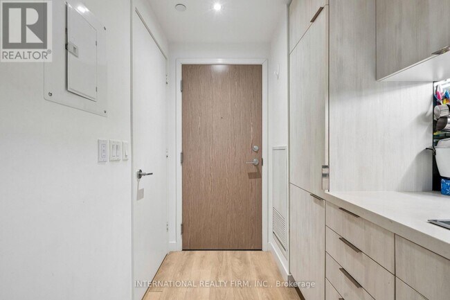 Photo du bâtiment - 215 Queen St W