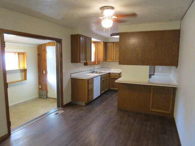 Building Photo - House Right By Ward Rhoden Stadium - Avail...