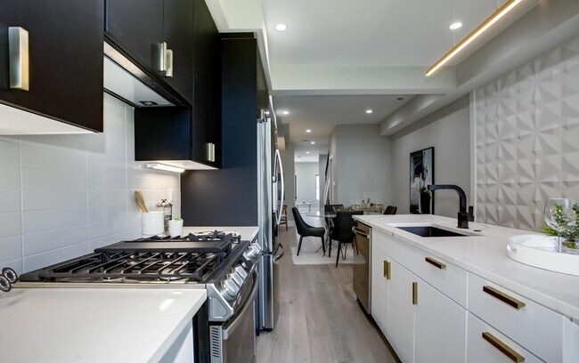 Foto del edificio - Modern 2BR/2.5BA with Private Rooftop Deck | Rebuilt 2021 | Prime NW DC Location