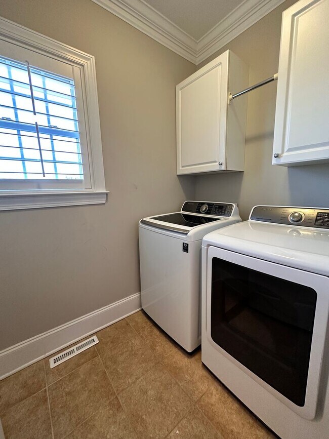 Foto del edificio - Exclusively Offered by Muse Realty Rentals...