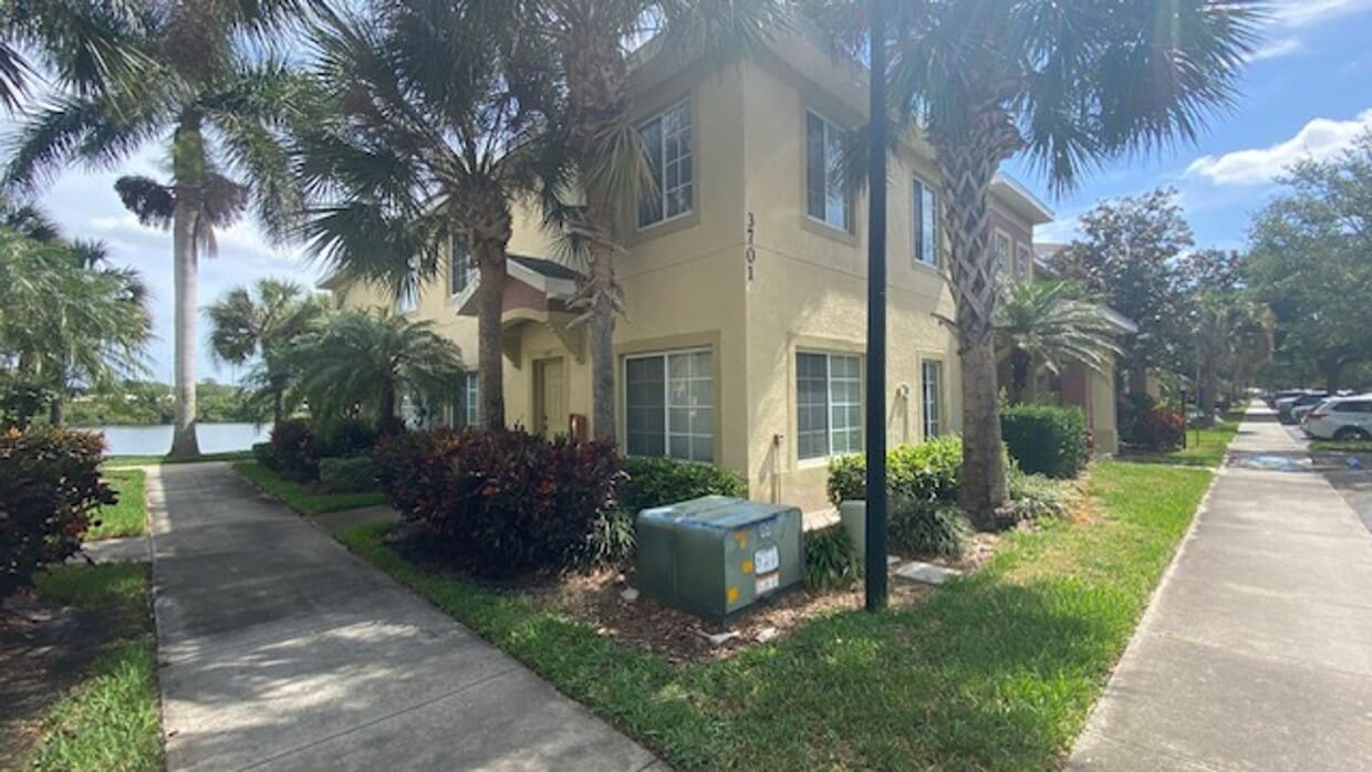 Beautiful 3 Bedroom 2.5 Bath Townhome in Lakeside Village!! - Beautiful 3 Bedroom 2.5 Bath Townhome in Lakeside Village!!