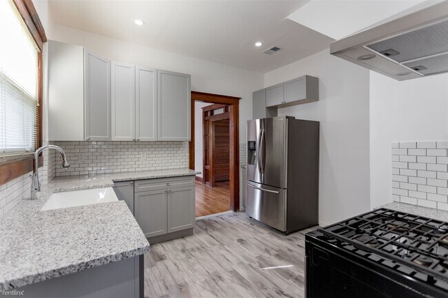 Foto del edificio - 3 br, 1 bath House - 418 King St