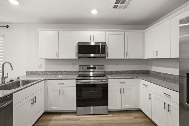 Foto del edificio - Beautiful 3 BR 2.5 BA Townhouse built in 2...