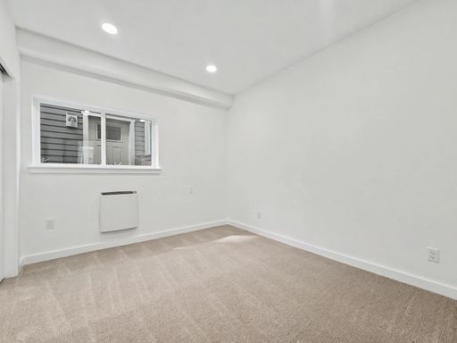 Foto del edificio - AVAILABLE APRIL 18th! Fully Remodeled Lower Unit with Private Entrance