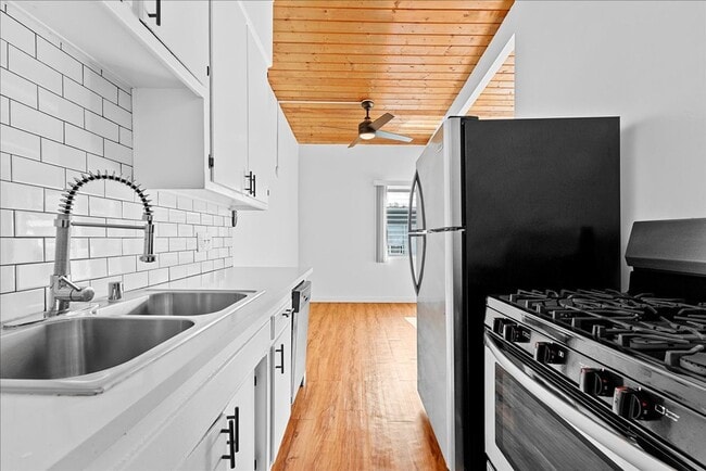 Building Photo - 6114 Cahuenga Blvd