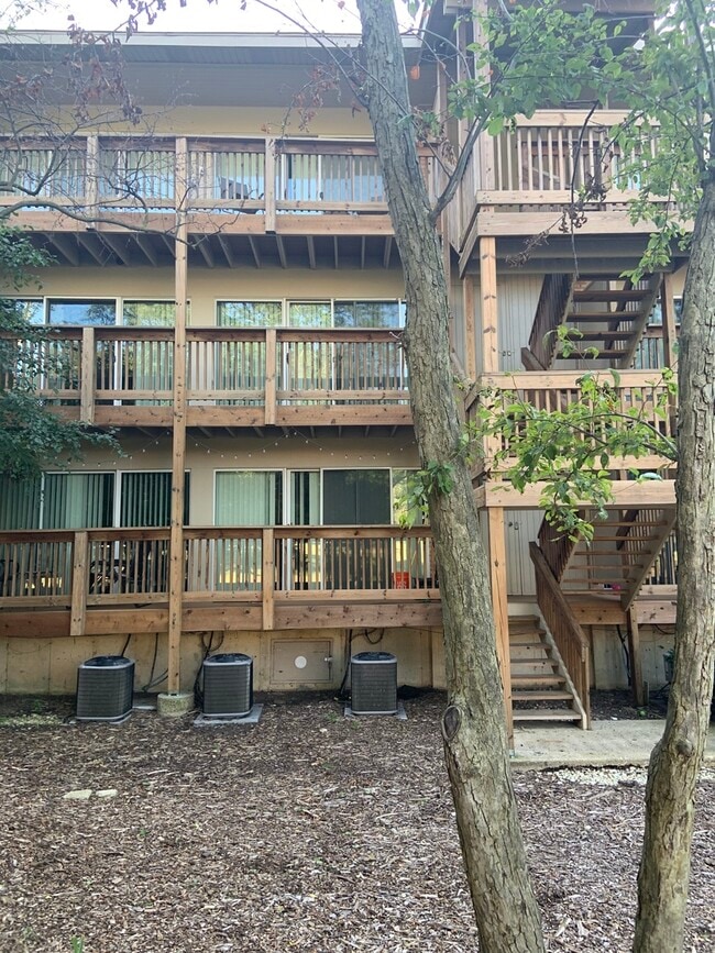 Building Photo - 5852 Forest View Rd