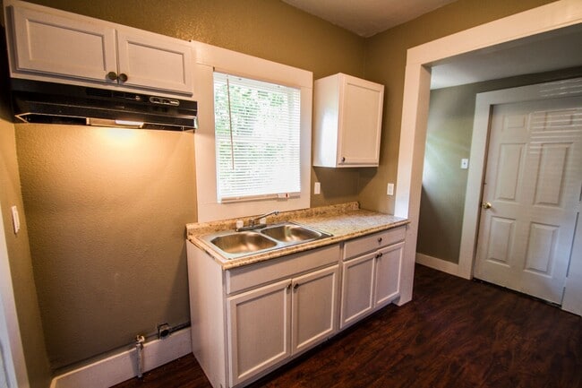 Building Photo - Amazing Home Near Downtown