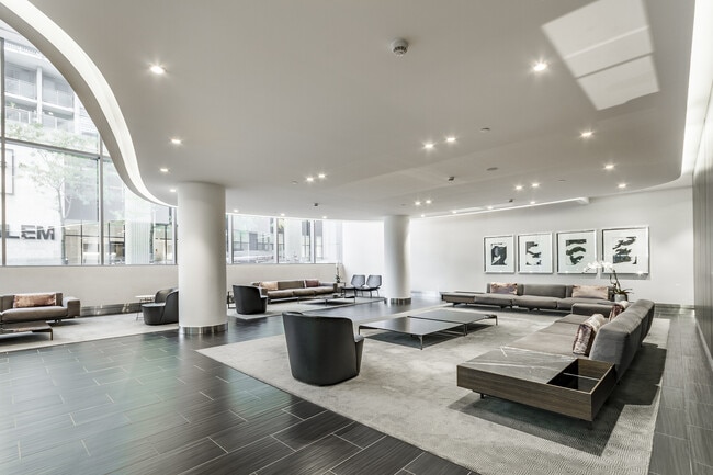 Photo du bâtiment - 1815 Yonge St