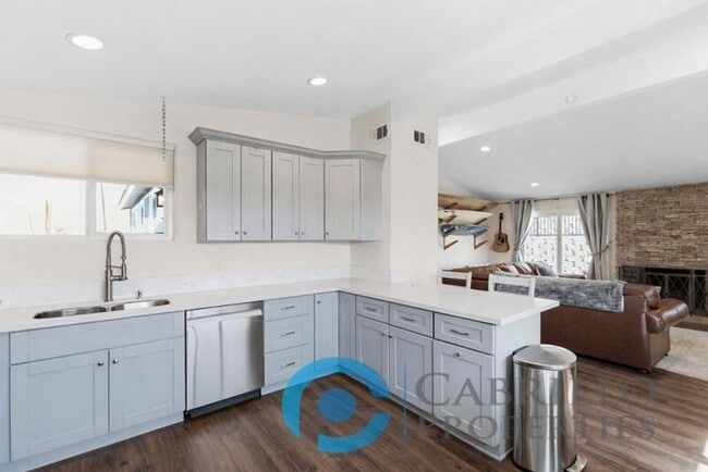 Foto del edificio - 2047 Finch Ln