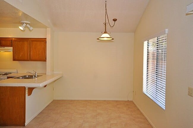 Building Photo - Lovely single level end unit in Tanglewood...