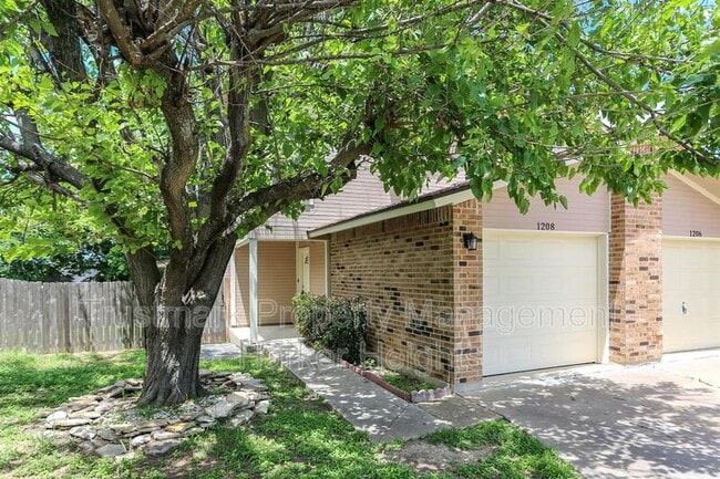 Building Photo - 1208 Westway Cir